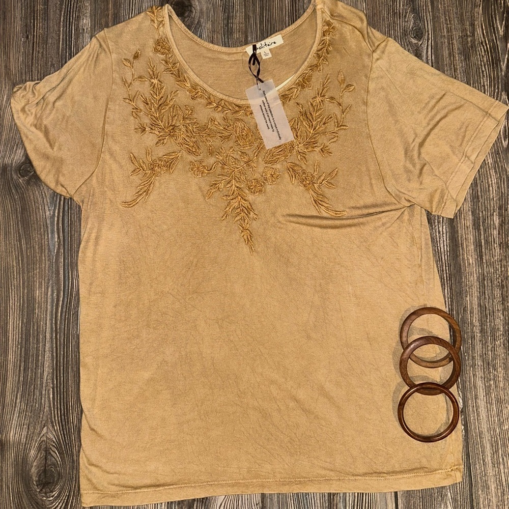 Solitaire Tan Embroidered Short Sleeve Top Soft Fall Autumn Layers Gold Large